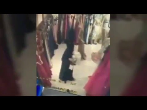 بالفيديو لحظة سرقة فتاة لفستان باهظ الثمن