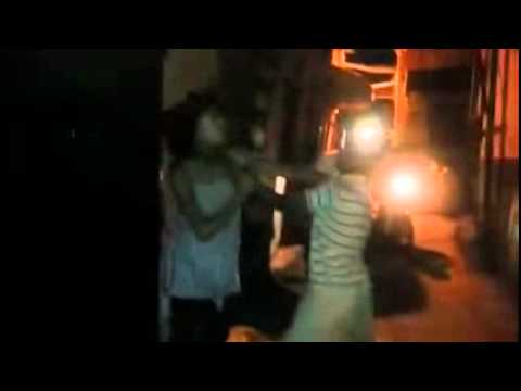 فتاة تلقن زوج أمها علقة ساخنة