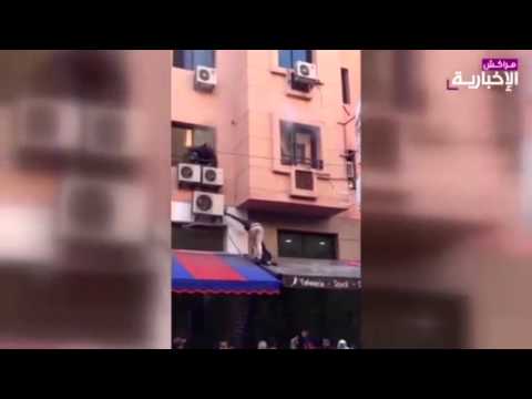 شاهدعاملات صالون تدليك يقفزن من الطابق الثاني