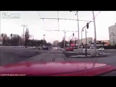 لحظة اصطدام ترام بسيارة خاصة