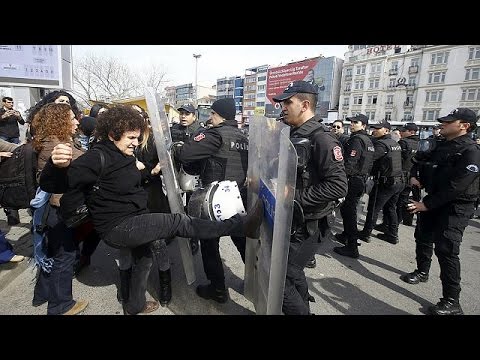 شاهد مسيرات نسوية في وارسو وإسطنبول