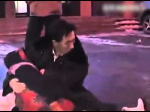 زوج يودع زوجته في اللحظات الأخيرة