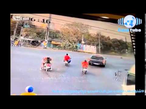 شاحنة عملاقة تسحل قائد دراجة بخارية